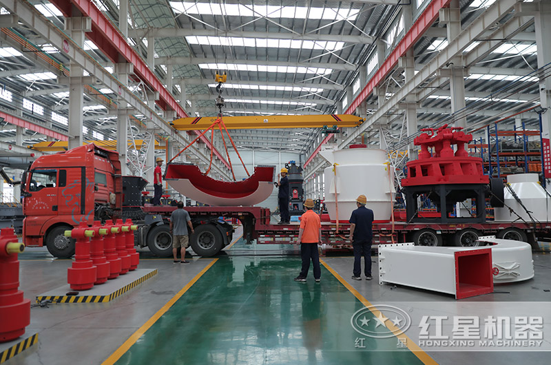 紅星高壓磨粉機(jī)裝車發(fā)貨現(xiàn)場(chǎng)