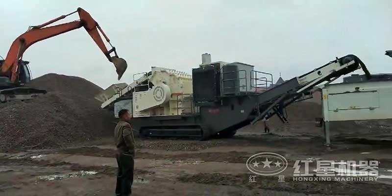 履帶移動(dòng)式細(xì)碎機(jī)現(xiàn)場 履帶移動(dòng)式細(xì)碎機(jī)現(xiàn)場