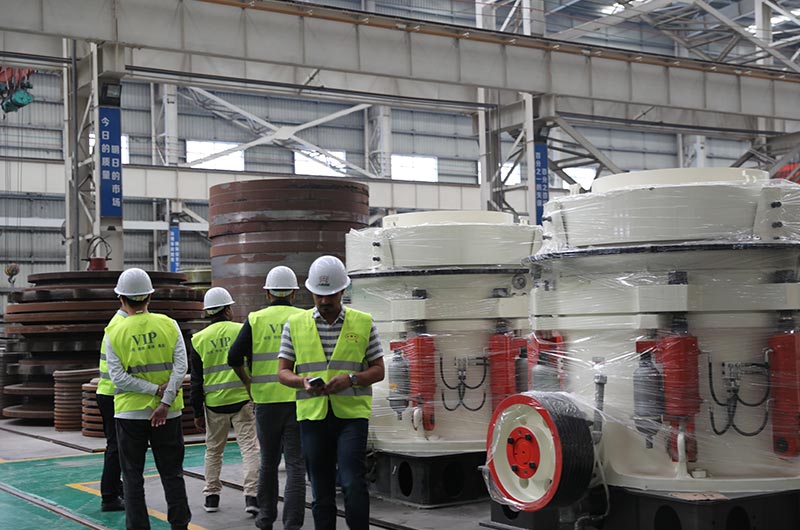 客戶一行來廠考察頁巖破碎機(jī)設(shè)備 客戶一行來廠考察頁巖破碎機(jī)設(shè)備