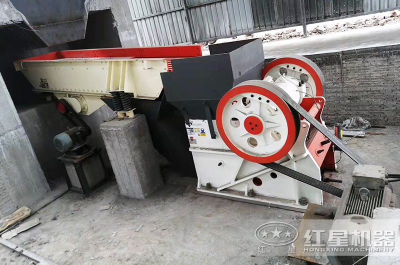 花崗巖破碎生產(chǎn)線,使用鄂破機(jī) 花崗巖破碎生產(chǎn)線,使用鄂破機(jī)