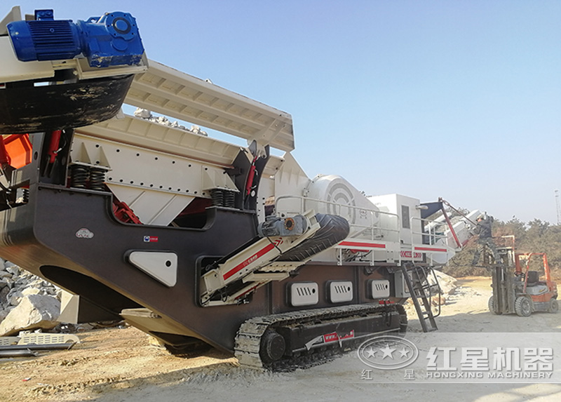 西峽-履帶式磚渣粉碎機現場 西峽-履帶式磚渣粉碎機現場