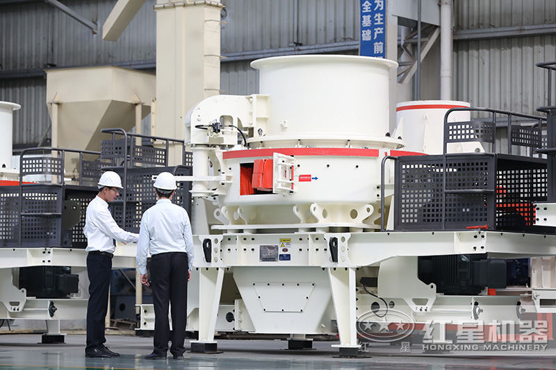 客戶在玄武巖制砂機車間參觀，經理一對一指導講解